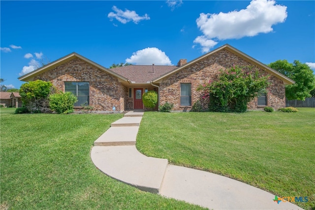 ranch-style home featuring a front lawn