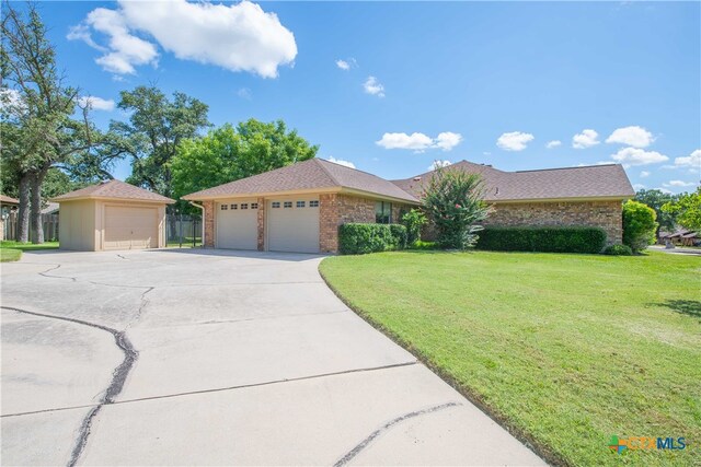 ranch-style home featuring a front lawn