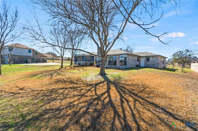 view of front facade featuring a front lawn and fence