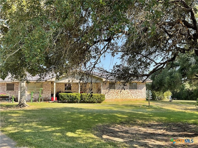 view of front facade with a front yard