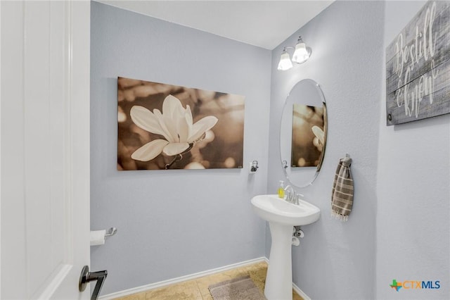 116 Bufflehead Ln, Leander, TX 78641 - bathroom with baseboards and tile patterned floors