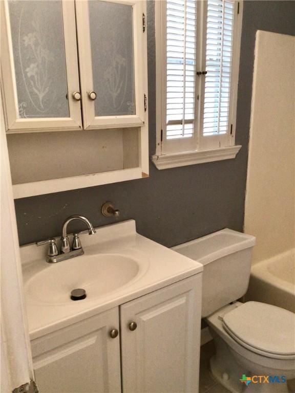 2004 Sherman Dr, Killeen, TX 76543 - full bath featuring vanity and a tub