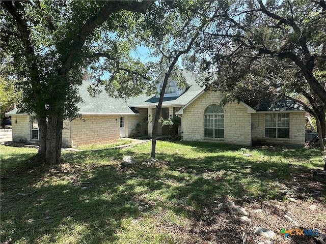 view of front facade with a front lawn