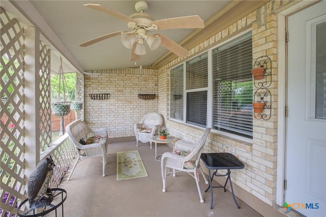 sunroom with ceiling fan