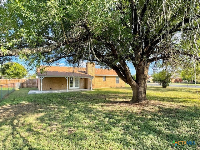 view of yard featuring a patio