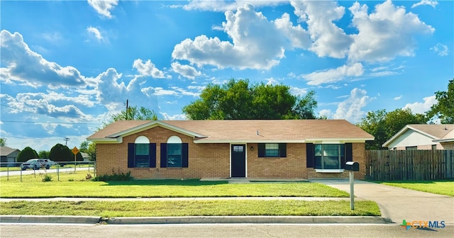 single story home with a front yard