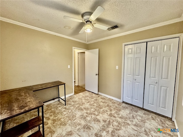 bedroom featuring visible vents, ornamental molding, a ceiling fan, a textured ceiling, and baseboards