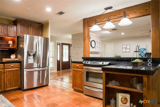 kitchen with stainless steel appliances, kitchen peninsula, decorative light fixtures, and crown molding