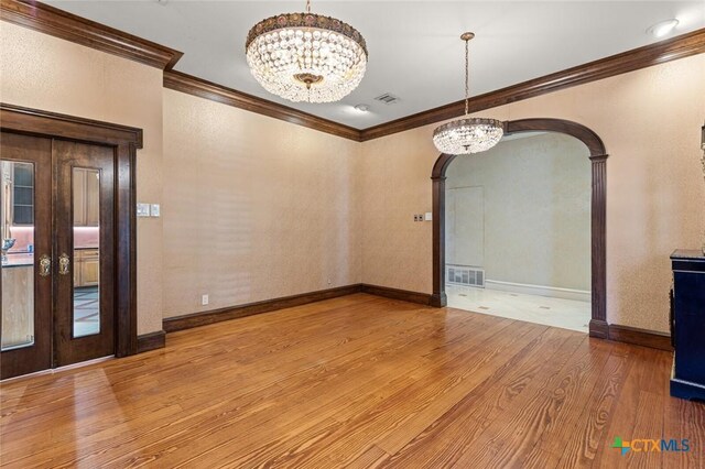 6 Carriage Sq, Waco, TX 76708 - interior space featuring wood finished floors, visible vents, ornamental molding, arched walkways, and a chandelier