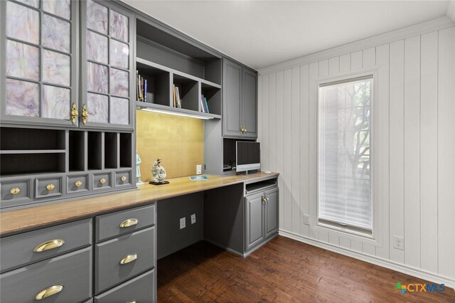 6 Carriage Sq, Waco, TX 76708 - kitchen with open shelves, built in study area, light countertops, dark wood finished floors, and gray cabinetry