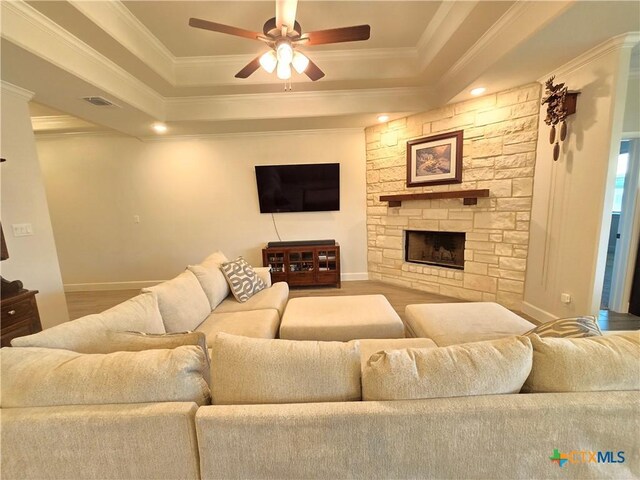 2635 Belle Hubbard Trl, Belton, TX 76513 - living area featuring a tray ceiling, a ceiling fan, ornamental molding, and wood finished floors