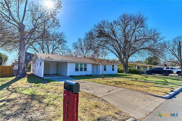 ranch-style home featuring a front yard