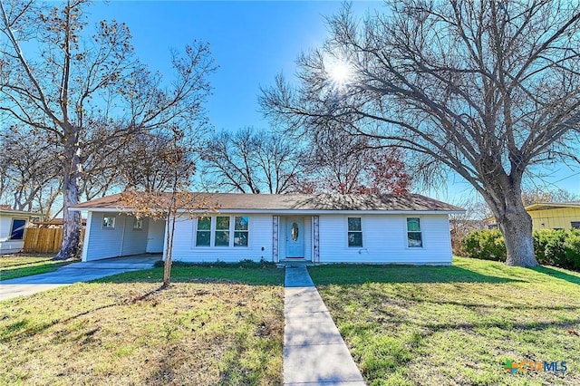 single story home featuring a front lawn