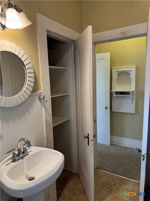 bathroom featuring a sink
