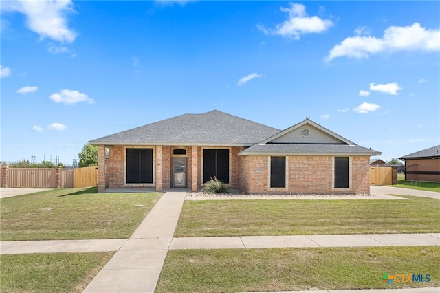 single story home with a front lawn