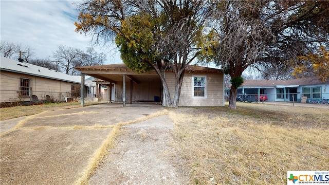 view of front facade featuring a carport