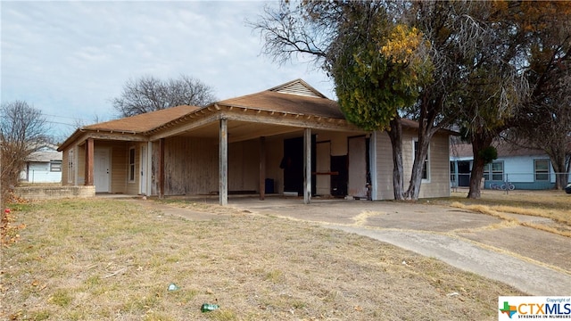 view of front of house featuring a front yard and a carport