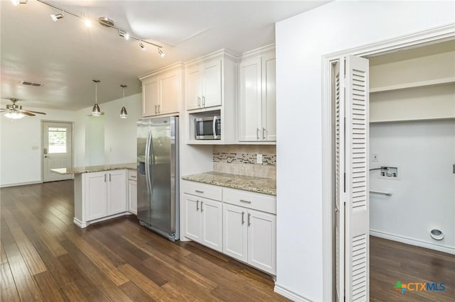 102 Norcrest Dr, San Marcos, TX 78666 - kitchen featuring stainless steel appliances, a peninsula, dark wood-type flooring, a ceiling fan, and decorative backsplash