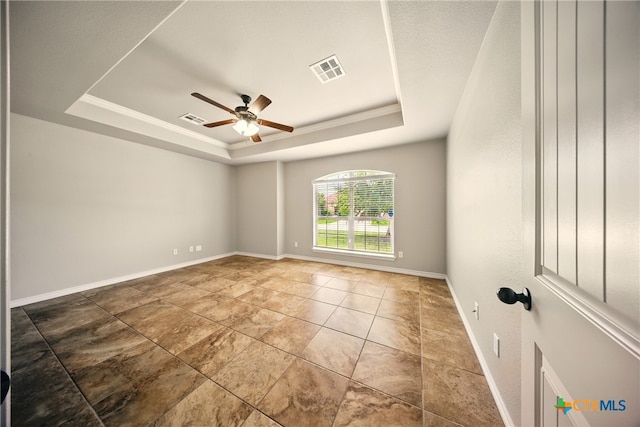 412 Coventry Dr, Temple, TX 76502 - unfurnished room featuring a tray ceiling and ceiling fan