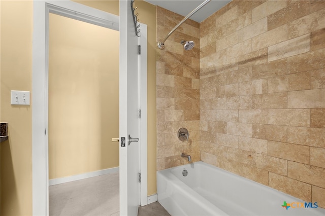 bathroom featuring tiled shower / bath combo