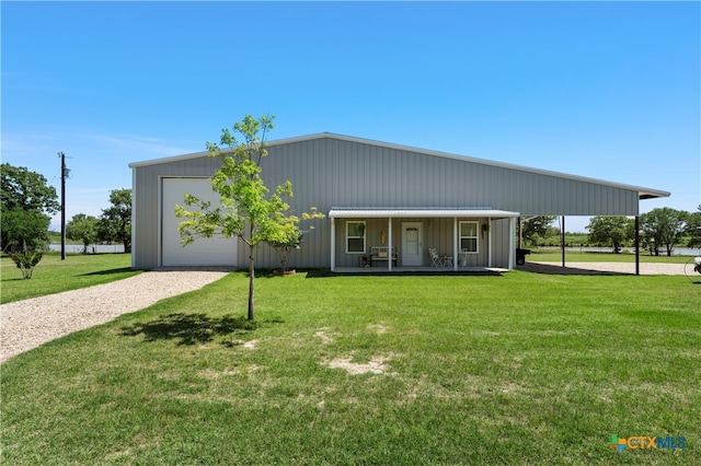 view of front of home featuring a front lawn, gravel driveway, and covered porch