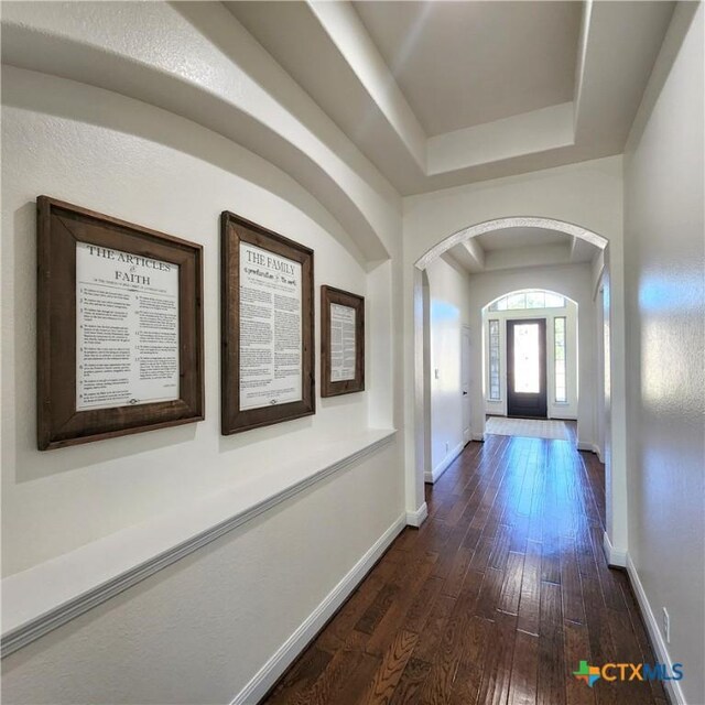 555 Solms Frst, New Braunfels, TX 78132 - foyer featuring arched walkways, dark wood-style floors, a tray ceiling, and baseboards