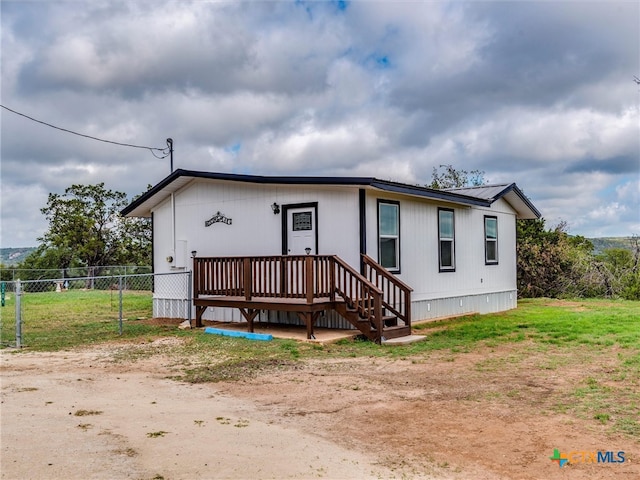 manufactured / mobile home featuring a wooden deck