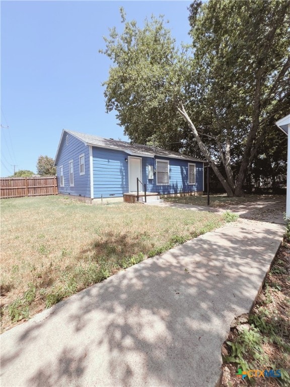 view of front of property featuring a front lawn