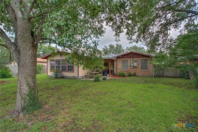 808 E Randall St, Beeville, TX 78102 - view of front of house with a fenced backyard