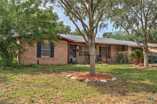 808 E Randall St, Beeville, TX 78102 - ranch-style house with a front lawn and brick siding