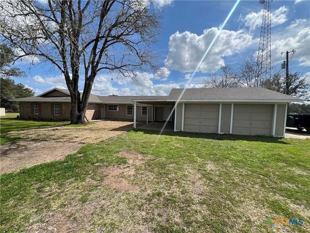 view of front facade with a front yard and driveway