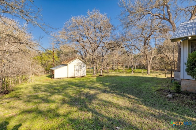 view of yard with a storage shed