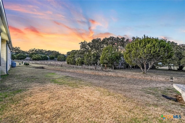 view of yard at dusk