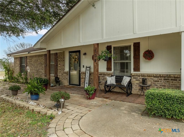 property entrance featuring a porch