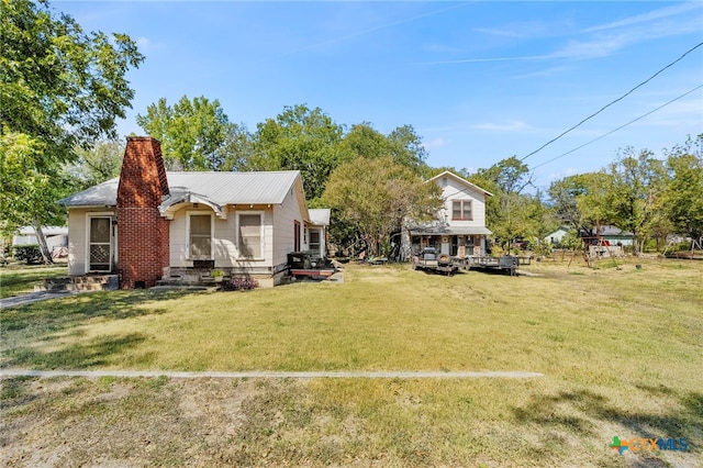 view of front of property featuring a front yard