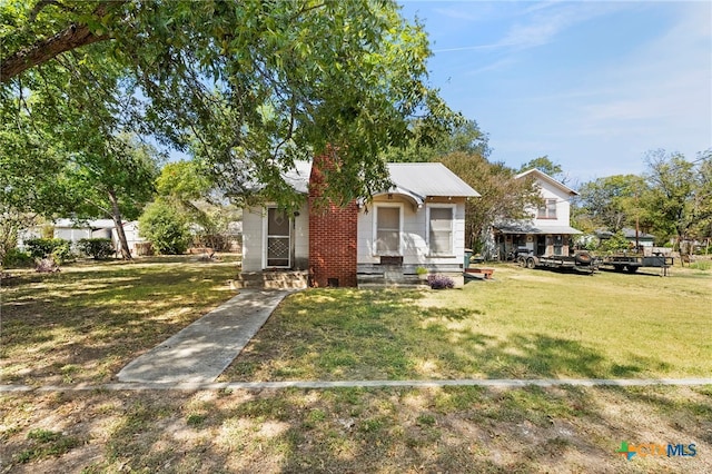 view of front facade featuring a front lawn