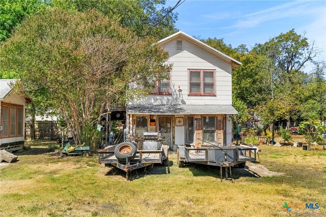 view of front facade featuring a front yard