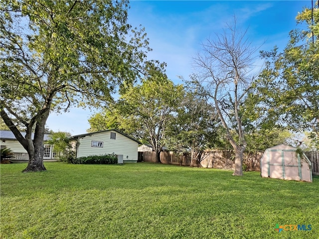 view of yard featuring a shed