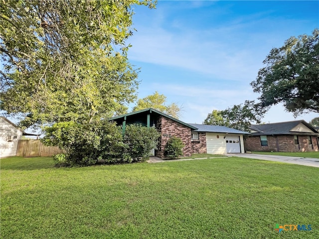 view of front of house featuring a garage and a front yard