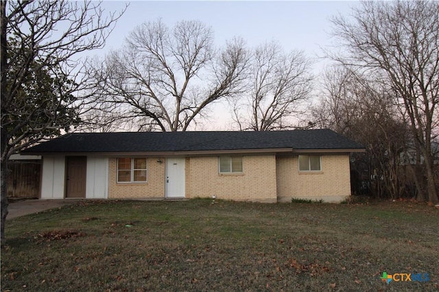 view of front of home featuring a lawn