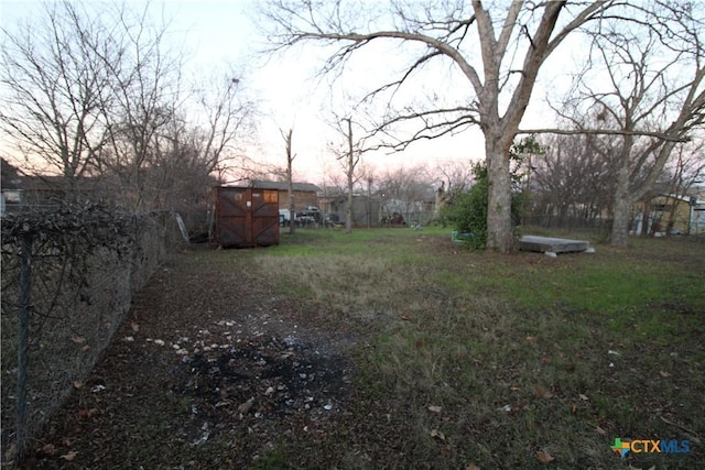 view of yard at dusk