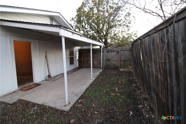 view of yard featuring a patio