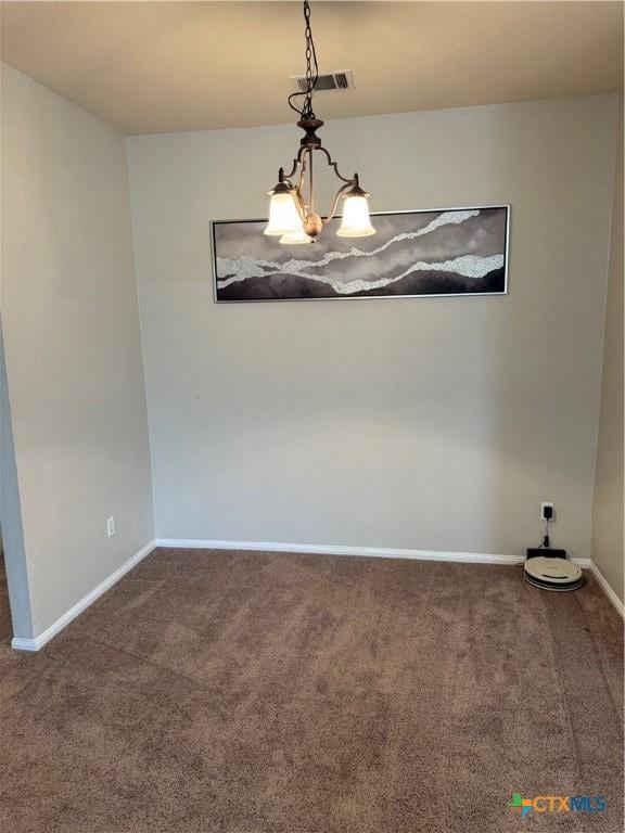 carpeted spare room with an inviting chandelier, visible vents, and baseboards