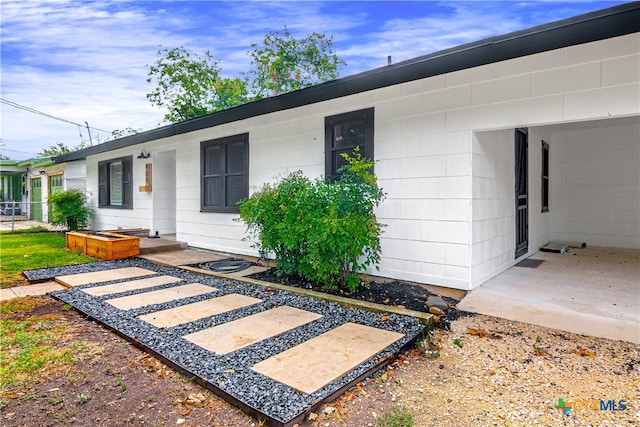 view of front of property with a patio area