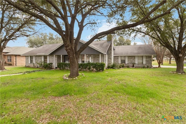 ranch-style house featuring a front lawn