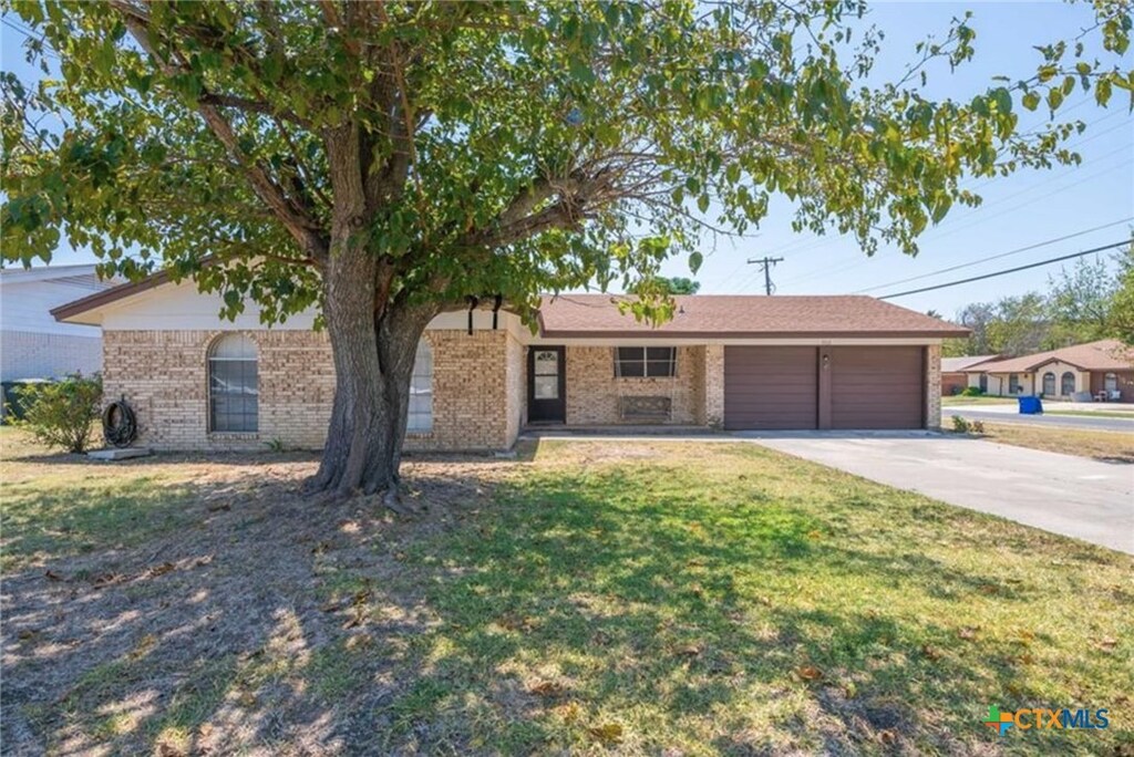 902 Edwards St, Copperas Cove, TX 76522 - single story home featuring brick siding, an attached garage, concrete driveway, and a front lawn