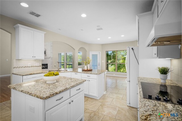 171 Clear Rdg, New Braunfels, TX 78132 - kitchen featuring a peninsula, a sink, visible vents, custom range hood, and black electric stovetop