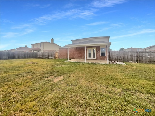 view of yard featuring a patio area