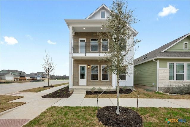 view of front of property with a balcony