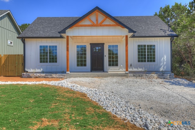 view of front of home featuring a front yard